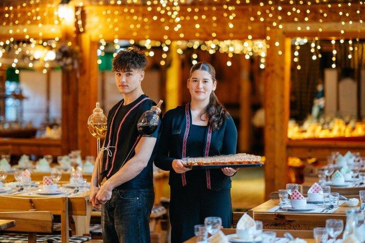 Praga : cena folcloristica con trasferimento