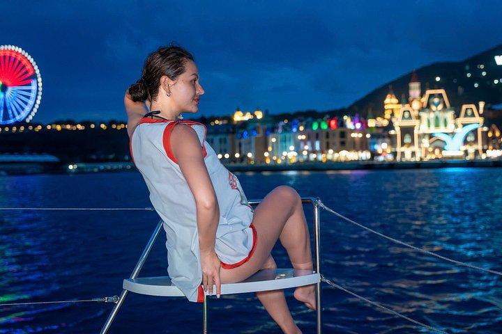 プレミアムニャチャン湾ヨットサンセットツアーとグルメディナー