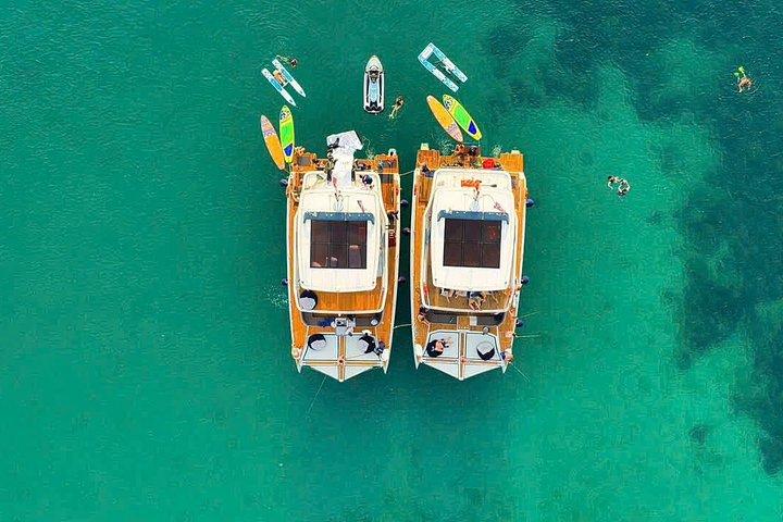プレミアムニャチャン湾ヨットサンセットツアーとグルメディナー