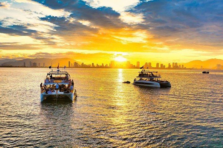 Excursion au coucher du soleil et dîner gastronomique en bateau de Nha Trang Bay Premium