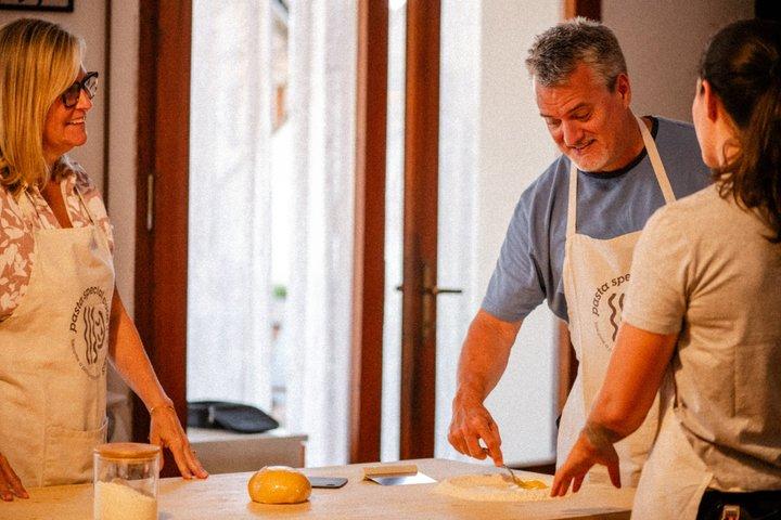 Massas, trufas e vinhos em uma vila medieval perto de Parma