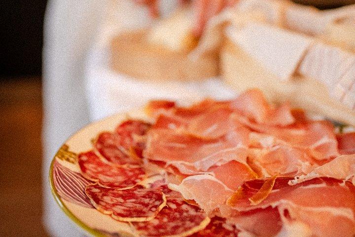 パルマ近郊の中世の村で味わうパスタ、トリュフ、ワイン