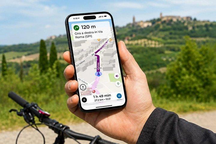 糸杉、ブドウ畑、村々を巡るモンタルチーノとブルネッロの電動自転車ツアー