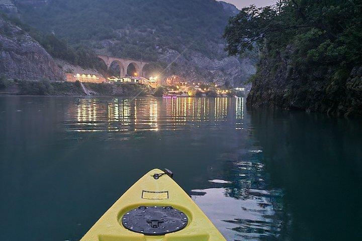 ネレトヴァカヤックツアー穏やかな海と素晴らしい山の景色