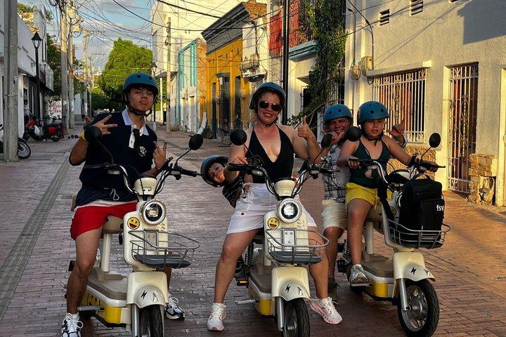 サンタマルタの文化と味電動バイクシティツアー