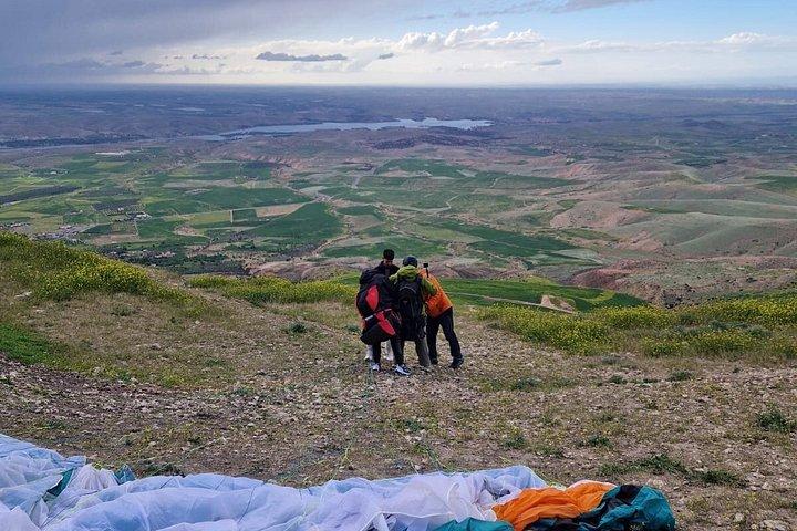 アトラス山脈の絶景を眺めながらパラグライダーを楽しむマラケシュ