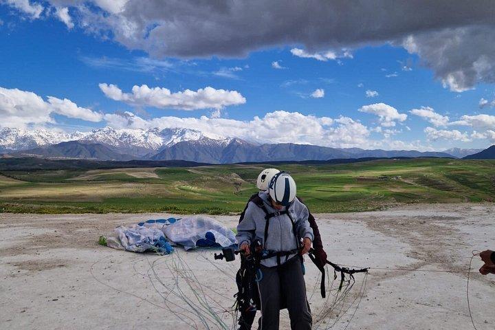 アトラス山脈の絶景を眺めながらパラグライダーを楽しむマラケシュ