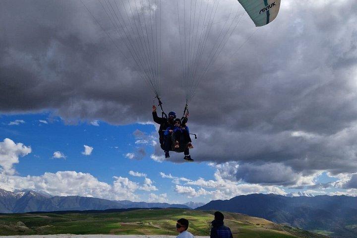 アトラス山脈の絶景を眺めながらパラグライダーを楽しむマラケシュ