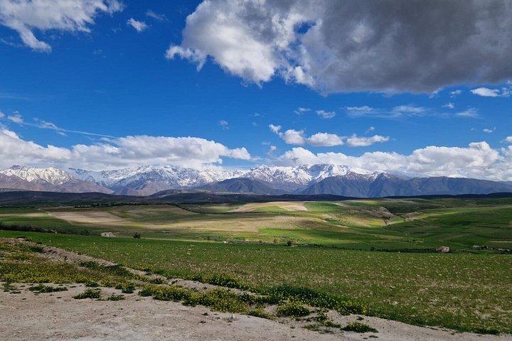 アトラス山脈の絶景を眺めながらパラグライダーを楽しむマラケシュ