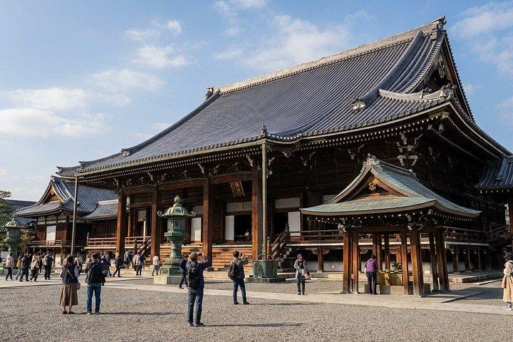 京都タワー東本願寺と渉成園散策ツアー