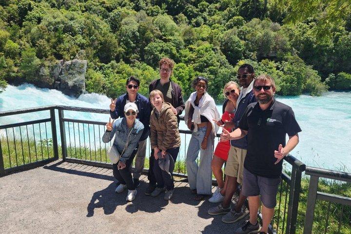 Tour di 2 giorni da Auckland a Hobbiton, Waitomo, Rotorua e Taupo