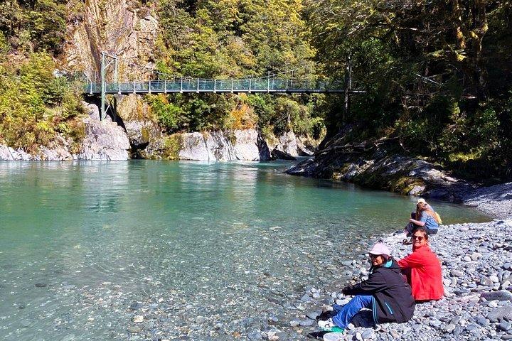 クイーンズタウンからクライストチャーチへ西海岸経由の2日間少人数ツアー