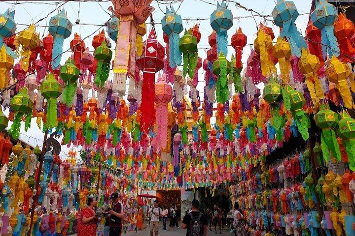 Chiang Mai Old City: templi e mercato notturno Tour a piedi al crepuscolo