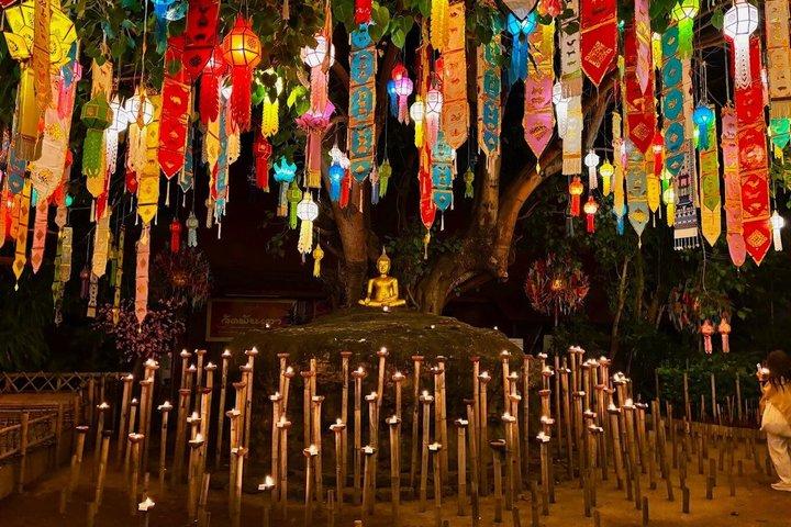 Chiang Mai Old City: templi e mercato notturno Tour a piedi al crepuscolo