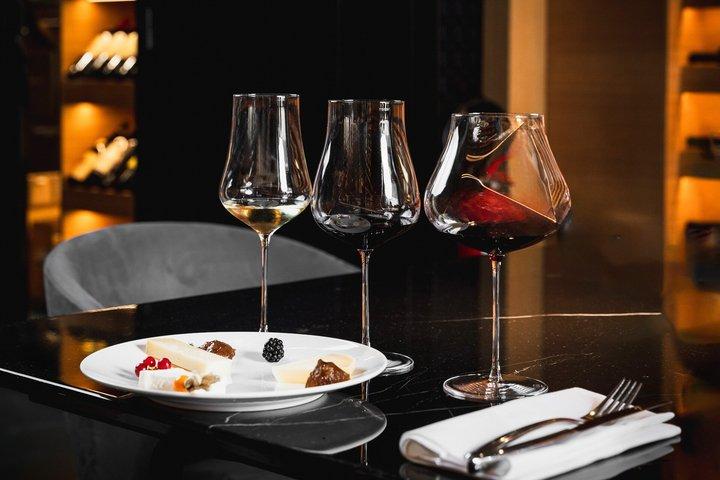 Pequeno grupo Positano degustação de vinhos em uma sala climatizada