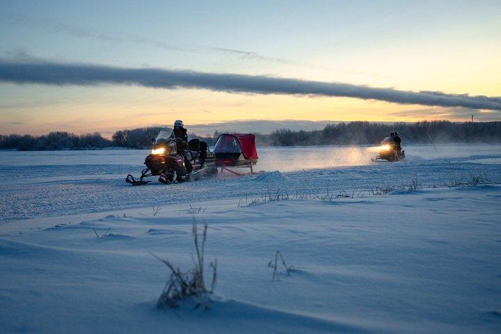 Escursione in motoslitta e pesca sul ghiaccio (tour privato)