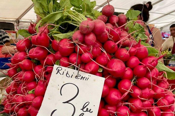 オボール市場と料理とクラシックダチアによるベストオブブカレスト