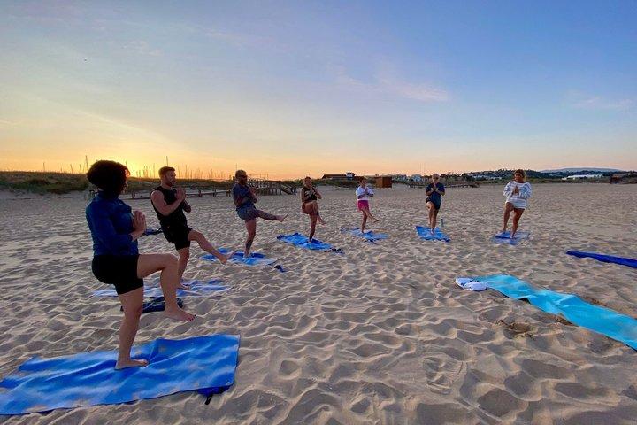 Matinée de yoga sur la plage de Costa da Caparica par el Sol Lifestyle