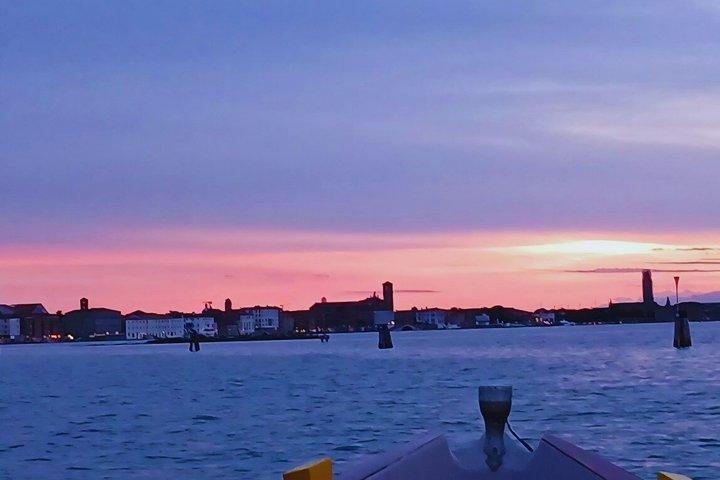 プロセッコと典型的なヴェネツィアのボートによるヴェネツィアの夕日