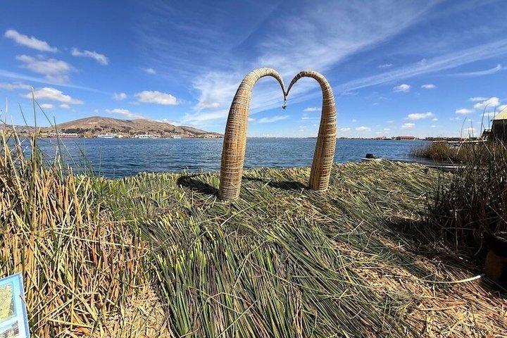 ウロス島とタキーレ島への終日チチカカ湖ツアー