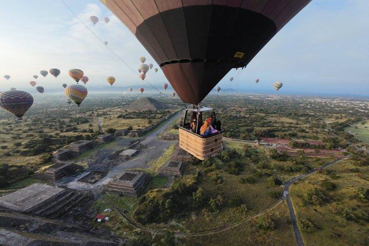 VIP-flygning med varmluftsballong till Teotihuacan + upphämtning + frukost + rundtur