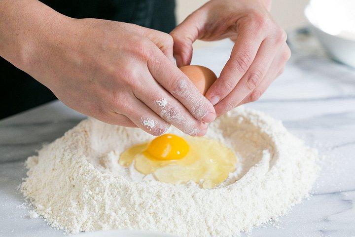 Diversão Pasta fazendo aula com um chef local em Toronto