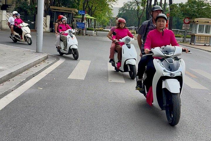 女性ライダーとバイクでハノイ体験