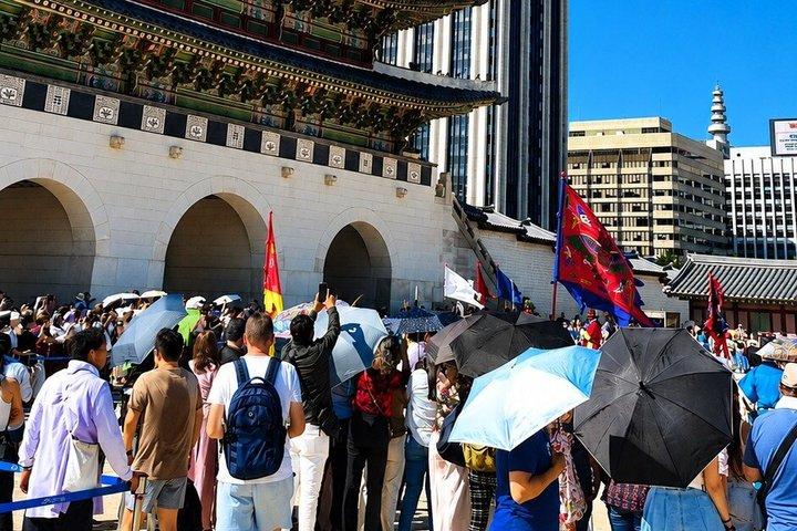 Visite privée locale de Séoul : Gyeongbokgung, Seochon & Market Tour