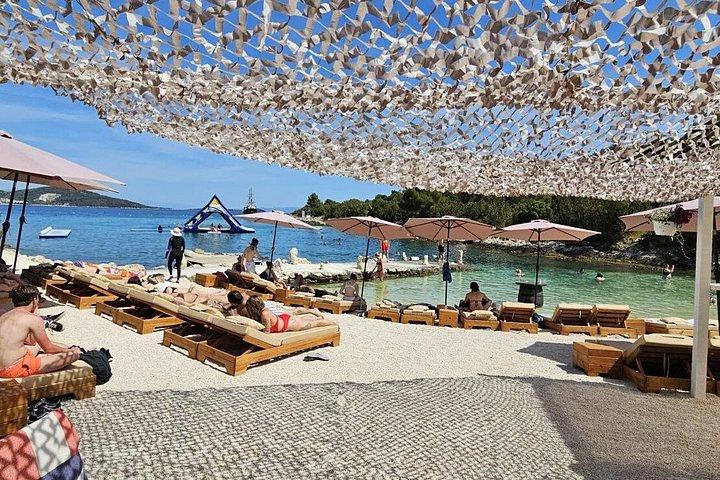 トロギルから：ブルーラグーン、水中博物館＆ビーチバー・ボルッコ