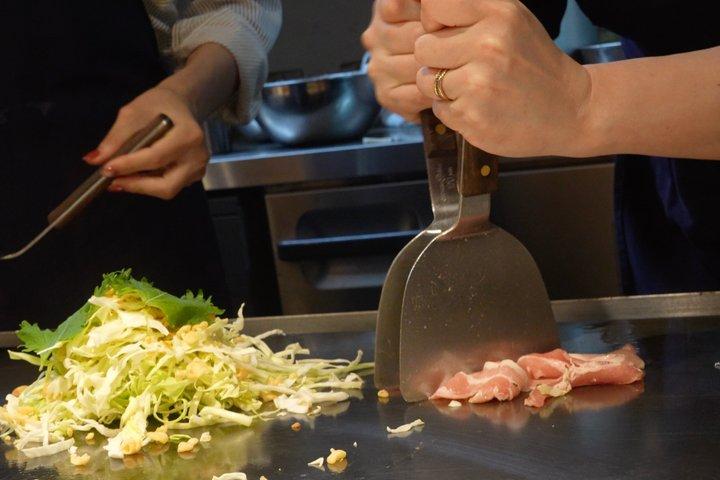 Cuisinez Okonomiyaki sur un vrai teppan dans une gemme cachée locale de Hiroshima