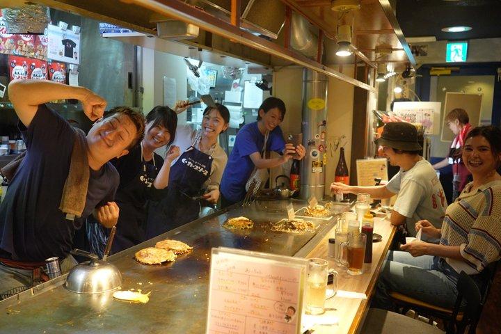 Cuisinez Okonomiyaki sur un vrai teppan dans une gemme cachée locale de Hiroshima