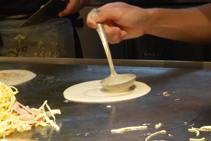 Cuisinez Okonomiyaki sur un vrai teppan dans une gemme cachée locale de Hiroshima