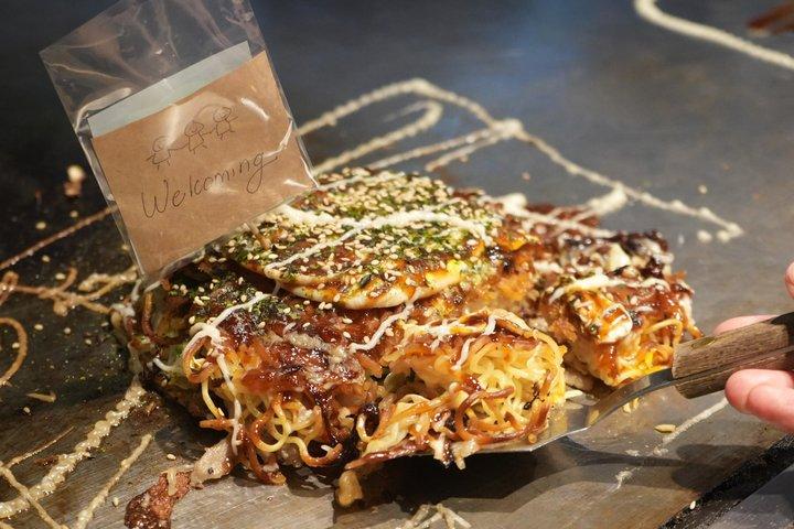 Cuisinez Okonomiyaki sur un vrai teppan dans une gemme cachée locale de Hiroshima