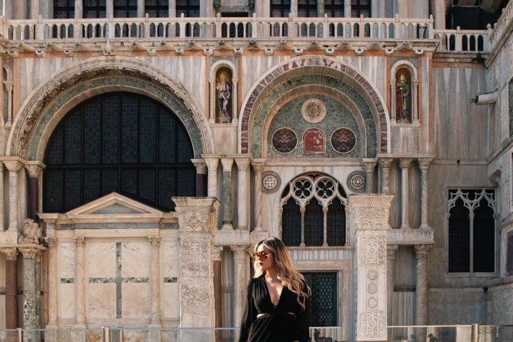 Photo session in hidden gems of Venice!