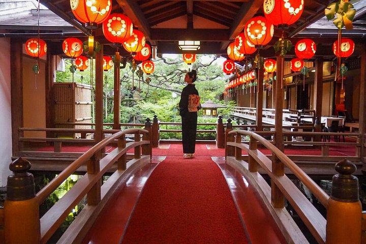 Kyoto Kamishichiken Sommerbiergarten mit Geiko und Maiko
