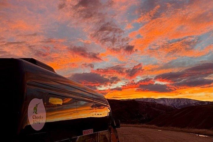 マウント・クックとテカポ湖を経由するクイーンズタウンからクライストチャーチへの片道ツアー