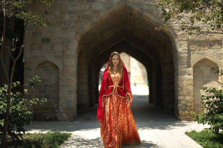 Baku: Old City Cultural Photoshoot in Azerbaijani Dress