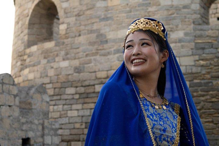 Baku: Old City Cultural Photoshoot in Azerbaijani Dress