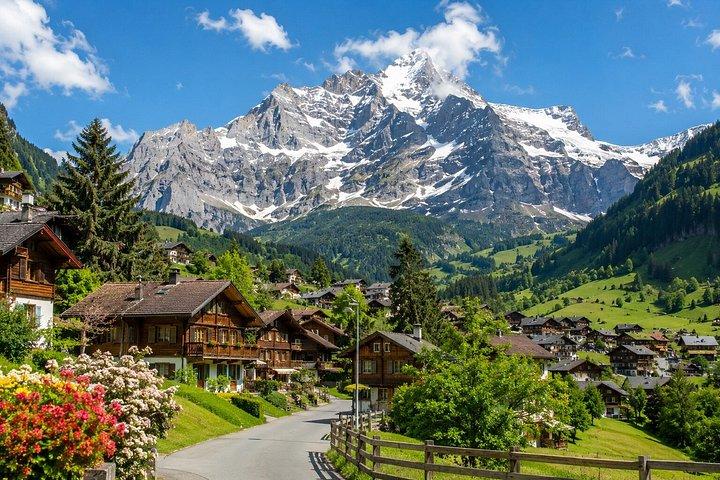 チューリッヒ/ルツェルン発：グリンデルワルト、インターラーケン＆ラウターブルンネン旅行