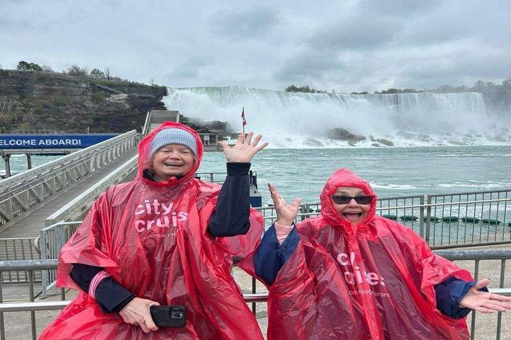 Paseo en barco por las Cataratas del Niágara Journey Behind the Falls Skylon Tower