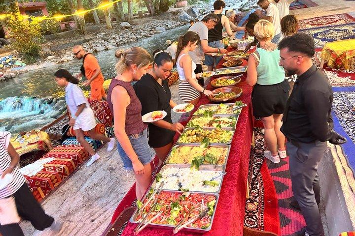 オウリカバレーの夕日伝統的なベルベルディナー体験