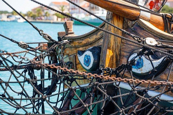 ザダル : 伝統的なボートツアー(ワイン無制限、3ストップ付き)