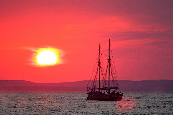 Croisière au coucher du soleil sur un bateau traditionnel avec du vin