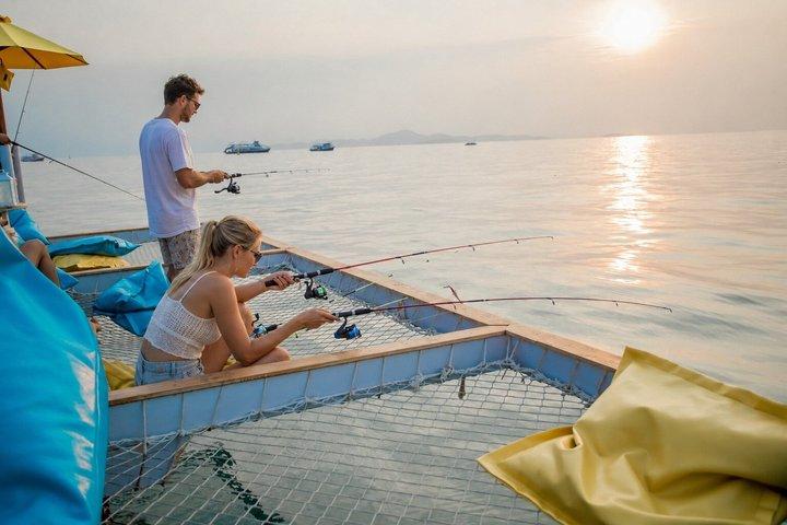 Entrada flotante al café Pattaya Tappia con traslado en barco