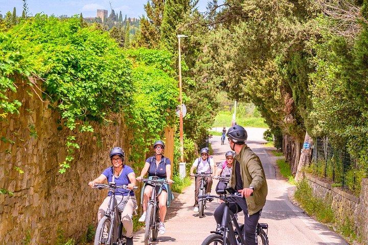 フィレンツェ：オリーブオイルの試飲やプールでリラックスするEバイクツアー