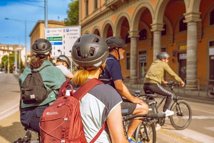 フィレンツェ：オリーブオイルの試飲やプールでリラックスするEバイクツアー
