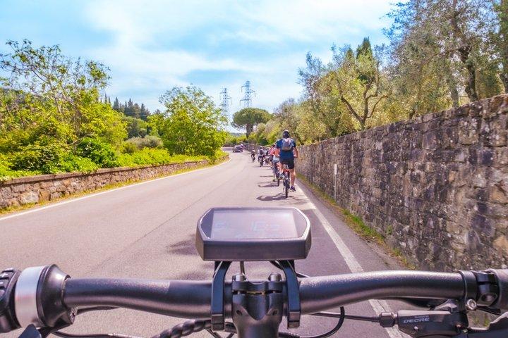 Florence : Excursion à vélo électrique avec dégustation d'huile d'olive ou détente dans la piscine