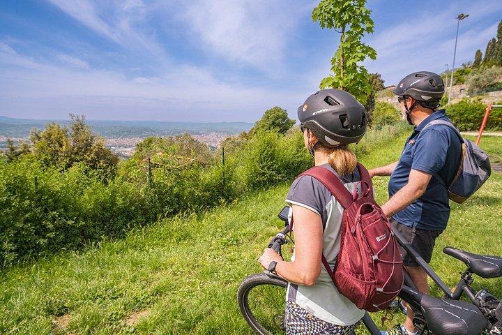フィレンツェ：オリーブオイルの試飲やプールでリラックスするEバイクツアー