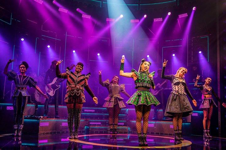 SIX the Musical Tickets - ロンドンのヴォードヴィル劇場