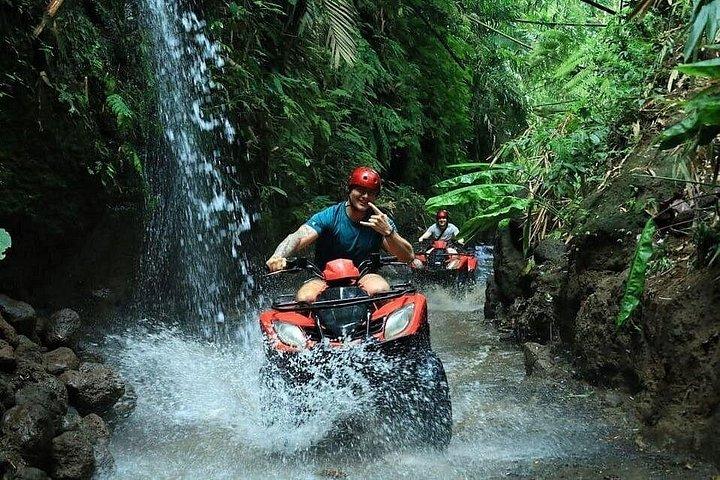 ウブドATVクワッドバイクとマウントバトゥールサンライズジープコンボ